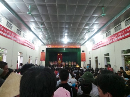 Dân vây cán bộ, yêu cầu di dời ngay đàn lợn gây ô nhiễm