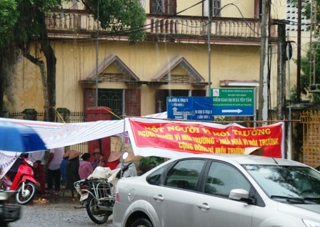 Người dân lập lều lán ngay trước trụ sở UBND xã Yên Tâm.