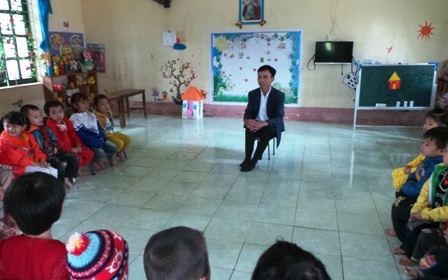 Hàng ngày, thầy Bình đứng lớp dạy múa hát cho các cháu không kém giáo viên nữ.