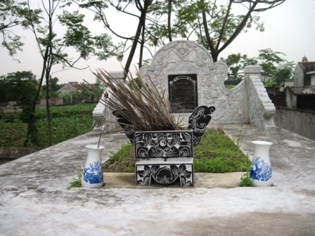 Do thiếu sự quan tâm của địa phương nên ngôi mộ luôn trong tình trạng lạnh lẽo vào những ngày lễ.