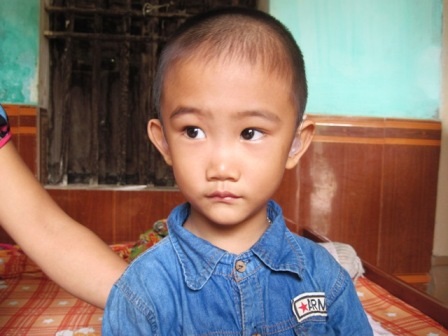 Qùa bạn đọc báo Dân trí ủng hộ giúp đỡ hoàn cảnh gia đình anh Hợp, chị Luyến.