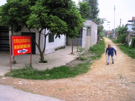 Tấm biển chỉ dẫn vào di tích cấp Quốc gia căn cứ khởi nghĩa Ba Đình.