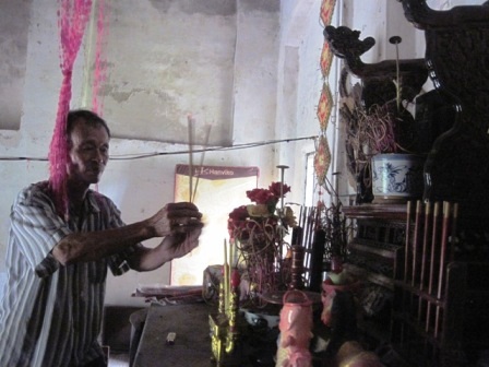  Ông Phạm Loan - hậu duệ thắp nhang lên bàn thờ cụ Phạm Bành.