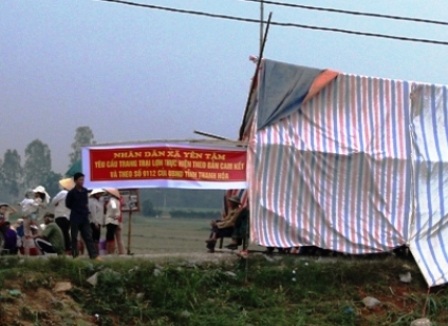 Người dân dựng lều để yêu cầu công ty di chuyển đàn lợn không gây ô nhiễm cho người dân.