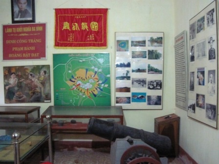 Lối vào Di tích cấp quốc gia căn cứ khởi nghĩa phải đi chung với cổng trường THCS Ba Đình.