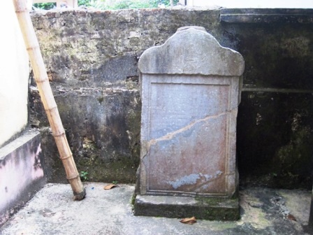 Tấm bia đá là dấu chỉ duy nhất về căn cứ Ba Đình được dựng ngay trong góc sân của UBND xã Ba Đình.