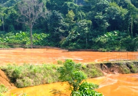 Nước thải tràn qua các hồ được làm rất sơ sài.