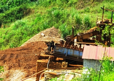 Máy móc vẫn đang hoạt động dù công ty hết hạn khai thác.