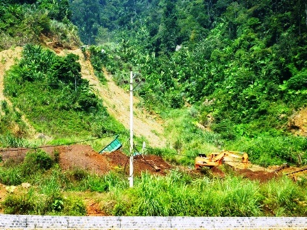 Xe chở quặng hoạt động tại khu vực mỏ.