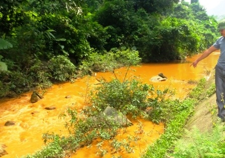 Và chảy ra ngoài môi trường khiến dòng nước đục ngầu.