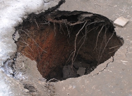 Giếng ngầm bên cạnh hố tử thần.