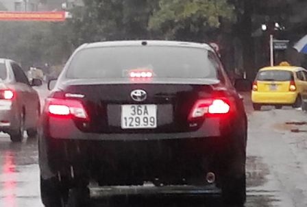 Hai xe sang chung biển số "khủng" - 1 Xe Camry trên đường phố Thanh Hóa.