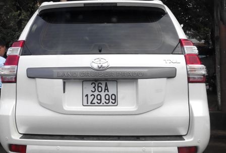 Hai xe sang chung biển số "khủng" - 2 Và chiếc Land Cruiser Parado TXL đậu trên đường Trần Phú cùng chung BKS khủng.