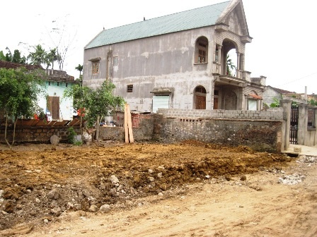 Khoảng 1.000m3 đất đá thải dùng san lấp hố sụt lún.