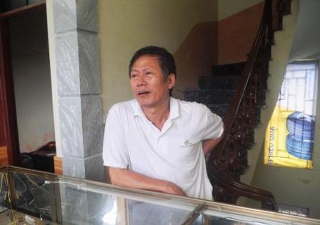 Ông Nguyễn Văn Bốn chủ cửa hàng vàng bạc Ngọc Bốn kể lại giấy phút gặp cướp.