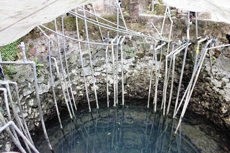  Một trong 9 chiếc giếng mắt rồng.