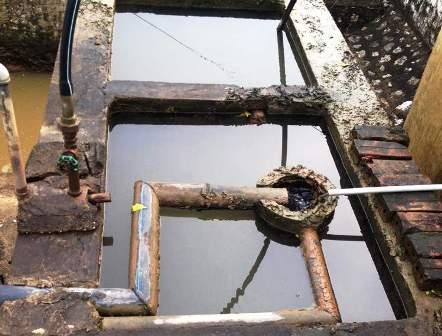 Người dân lo lắng trước nguồn nước ô nhiễm.