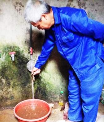 Là nơi cung cấp nước sạch, nhưng nhiều năm nay người dân phải mua nước sạch đục ngầu như nước sông.