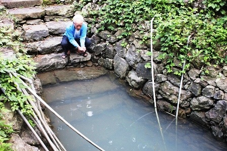 Người dân xem nước ở giếng mắt rồng là nước quý trời ban.