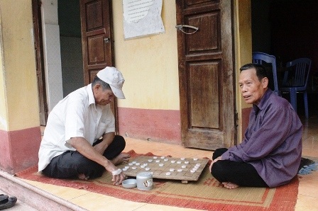 Bệnh nhân đánh cờ giải trí lúc chiều muộn.