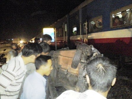 Chiếc ô tô nằm lật nghiêng, kẹt trong taluy đường chắn.