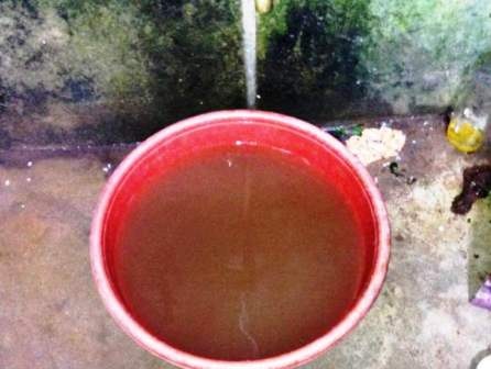  Nhiều năm nay người dân phải mua nước sạch đục ngầu như nước sông.