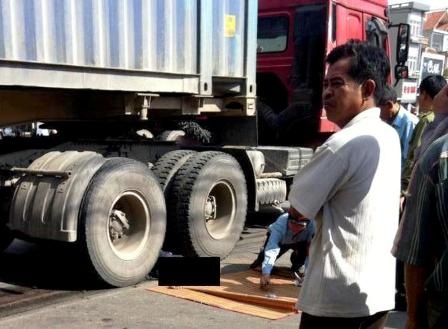 Đứng trên vỉa hè chờ đèn đỏ vẫn bị xe container cán chết - 1 Hiện trường vụ tai nạn khiến một người chết thảm (Ảnh do độc giả cung cấp).