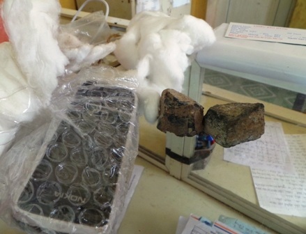 Gói bưu phẩm bị thay đổi nội dung.