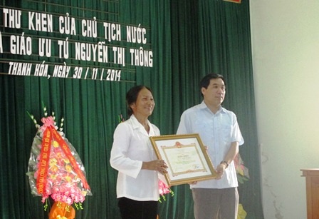 Nhà giáo Ưu tú Nguyễn Thị Thông vinh dự đón nhận thư khen của Chủ tịch nước