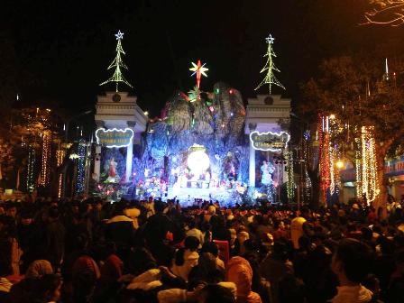 Đêm Giáng sinh an bình... - 6 Hàng nghìn người hướng về lễ đài trong thời khắc chúa giáng sinh.
