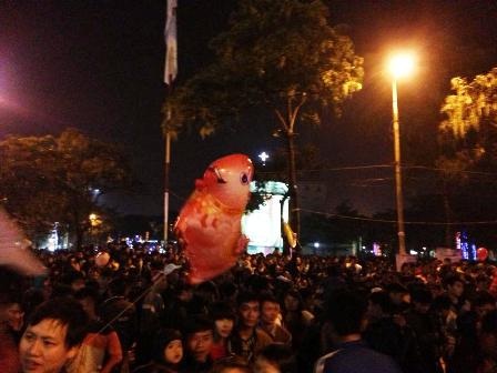 Dòng người "đổ về" khu trung tâm, đến Nhà thờ tận hưởng đêm Giáng sinh - 38 Gần như không còn một chỗ trống.