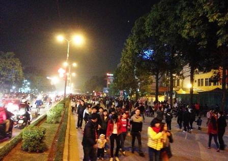 Dòng người "đổ về" khu trung tâm, đến Nhà thờ tận hưởng đêm Giáng sinh - 35 Ngay từ ngoài quốc lộ 1A, dòng người đã đông nghịt.