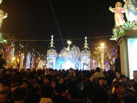 Dòng người "đổ về" khu trung tâm, đến Nhà thờ tận hưởng đêm Giáng sinh - 39 Dòng người như xua đi cái lạnh cắt da, cắt thịt (Ảnh: Duy Tuyên).
