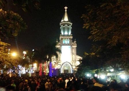 Dòng người "đổ về" khu trung tâm, đến Nhà thờ tận hưởng đêm Giáng sinh - 37 Khu vực quanh nhà thờ chính tòa Thanh Hóa chật kín người.