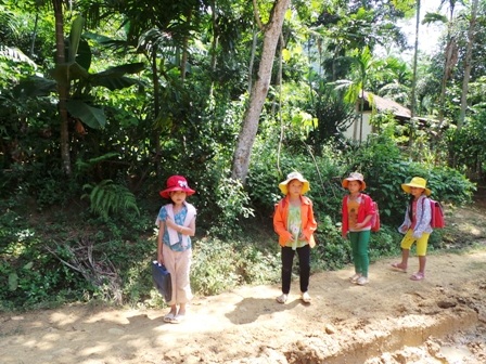 Điều kiện học của nhiều học sinh ở các huyện miền núi còn nhiều khó khăn.