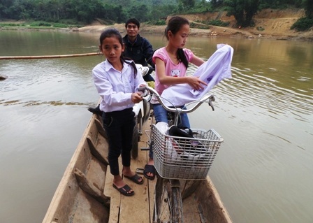 Cách trở đò ngang cũng là một trong những nguyên nhân khiến học sinh bỏ học nhiều.