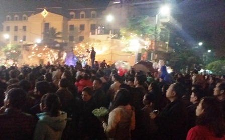 Dòng người "đổ về" khu trung tâm, đến Nhà thờ tận hưởng đêm Giáng sinh - 25 Dòng người nườm nượp hướng về các nhà thờ để cầu an lành, hạnh phúc.