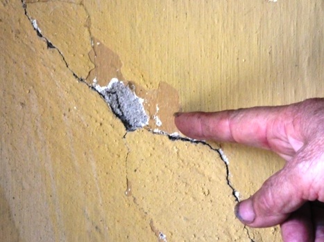  Tường mới được tu sửa đã bị nứt toác, voi vữa bong tróc nhiều nơi.