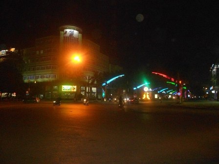 Khánh thành nhà hát Lam Sơn chào năm mới 2015 - 3 Càng về khuya, đường phố Thanh Hóa càng vắng người.