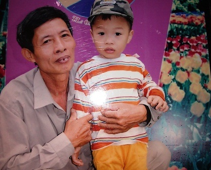 Đáng thương cho người cha lỡ tay giết con trai - 2 Ông Tân và cháu Long chụp ảnh cùng nhau.