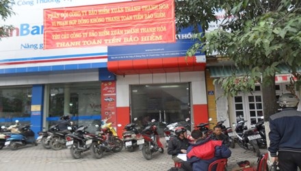 Treo băng rôn trước trụ sở công ty để đòi tiền bảo hiểm - 1 Treo băng rôn trước trụ sở công ty đòi tiền bảo hiểm.