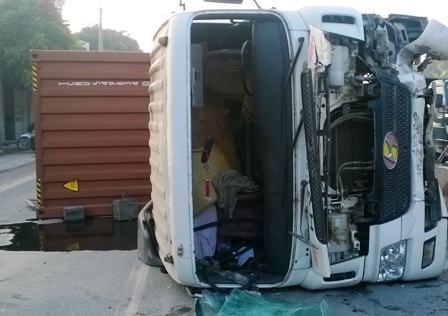 Chiếc xe congtainer bị hư hỏng sau tai nạn.