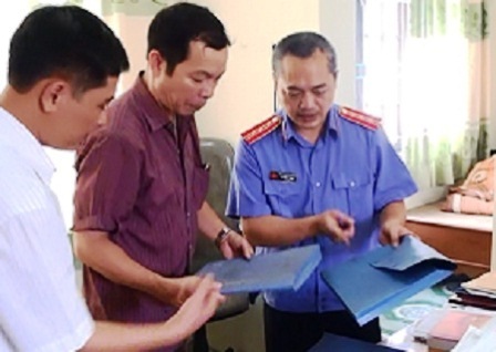 Cơ quan chức năng khám xét nơi làm việc của Nguyễn Duy Hiệp.