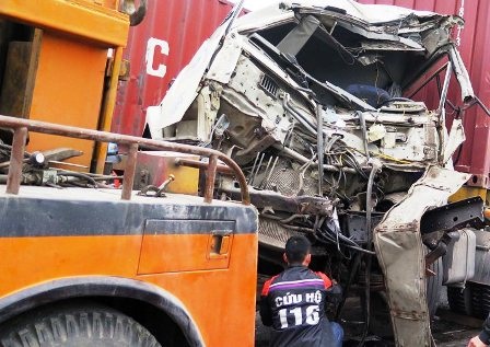 Đầu chiếc xe container bẹp dúm sau cú va chạm mạnh.