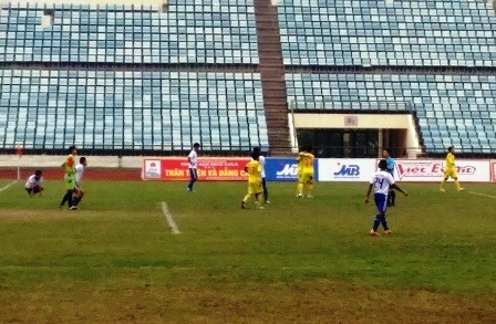  Các cầu thủ Sông Lam Nghệ An ăn mừng bàn thắng đầu tiên.