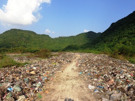  Rác tràn ngập đường, chạy thẳng vào chân núi.