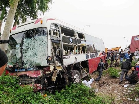 Chiếc xe khách lao xuống vệ đường cũng bị hư hỏng nặng.