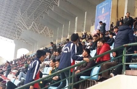  Khán đài A SVĐ Hà Nam gần như kín chỗ.