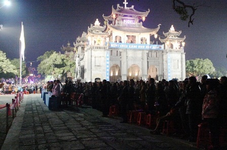 Ban Chánh Tòa nhà thờ Đá Phát Diệm làm lễ đón thời khắc Chúa Giáng Sinh.