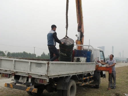  Các thùng phuy chứa chất thải các đối tượng mang ra sông Đáy đổ.